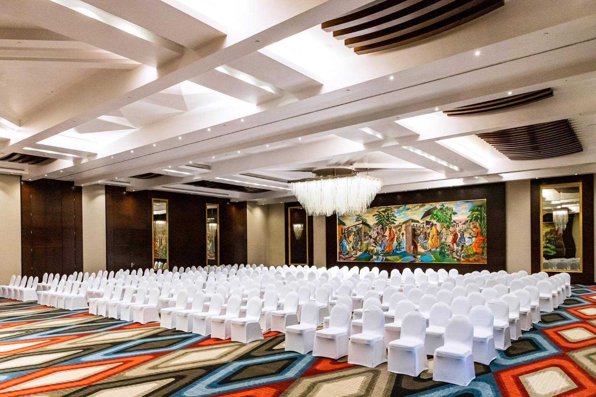 Moevenpick Ambassador Hotel Accra Bagian luar foto