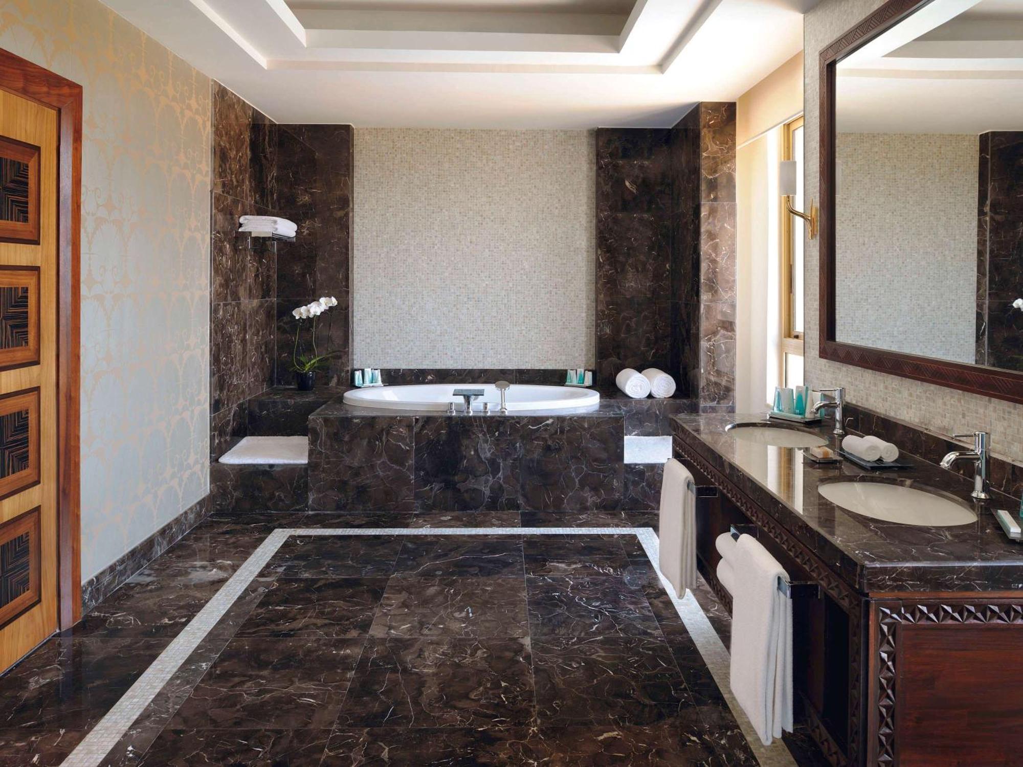 Moevenpick Ambassador Hotel Accra Bagian luar foto