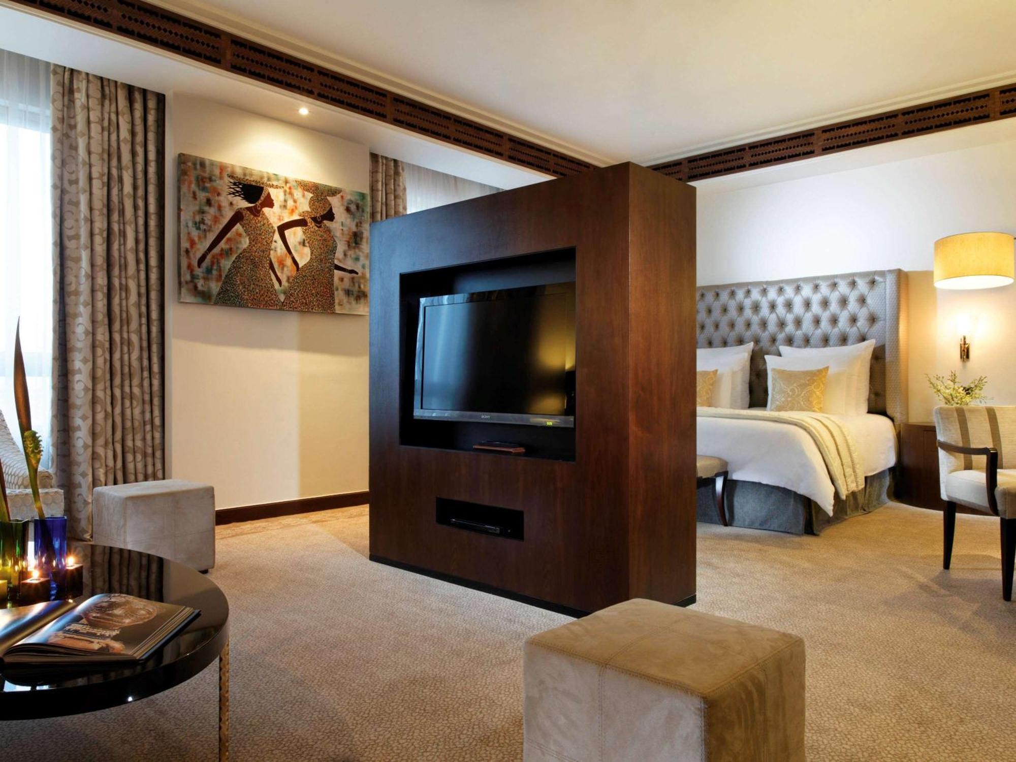 Moevenpick Ambassador Hotel Accra Bagian luar foto