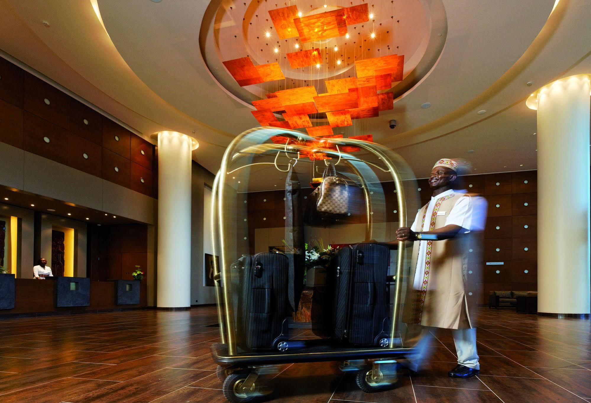Moevenpick Ambassador Hotel Accra Bagian luar foto