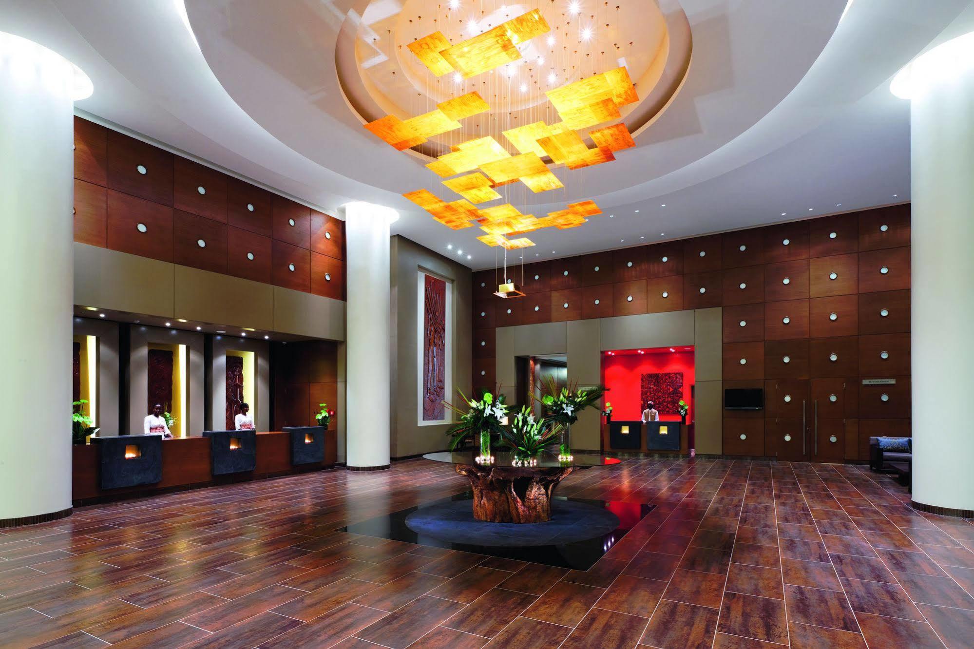 Moevenpick Ambassador Hotel Accra Bagian luar foto