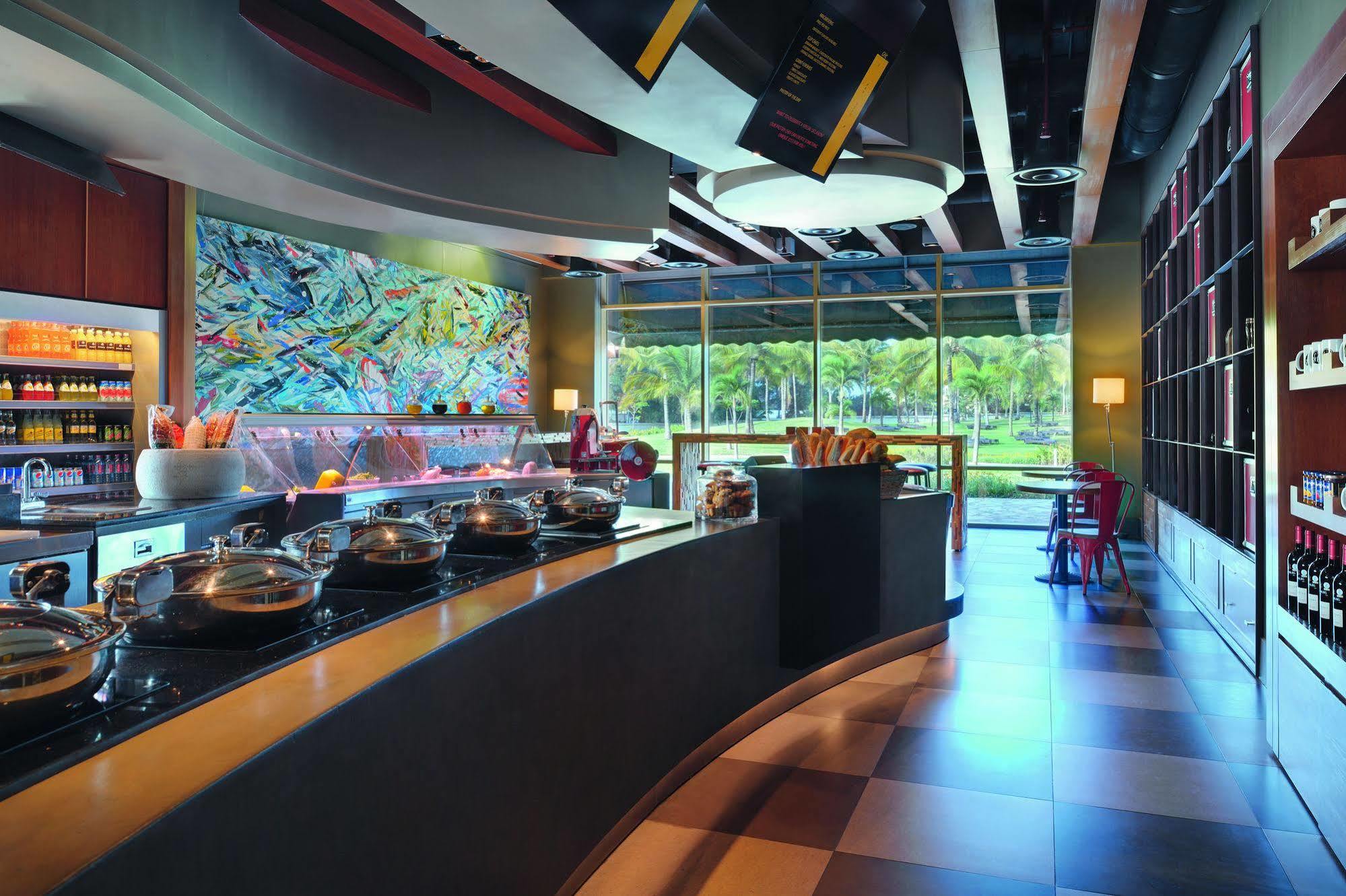 Moevenpick Ambassador Hotel Accra Bagian luar foto
