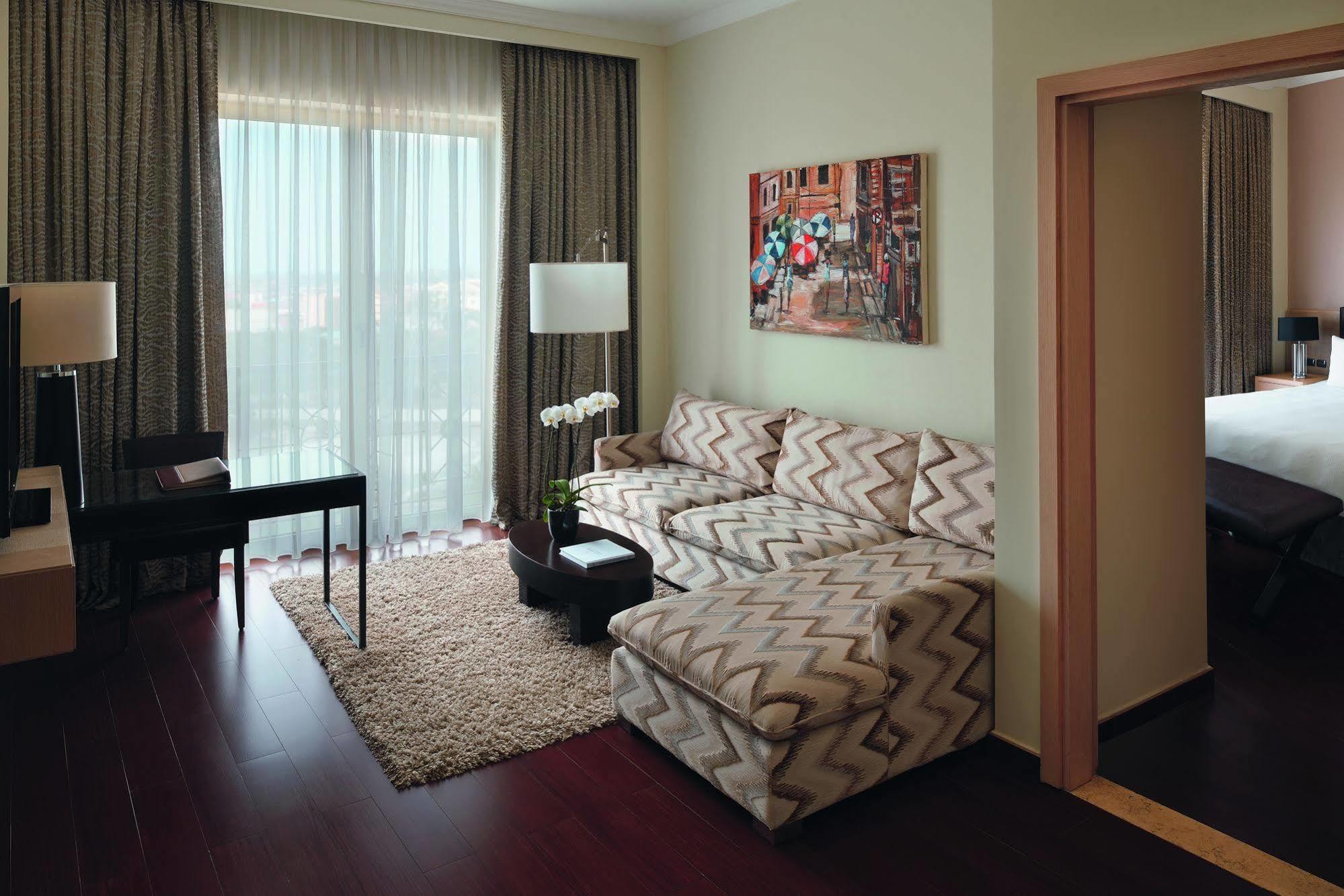 Moevenpick Ambassador Hotel Accra Bagian luar foto